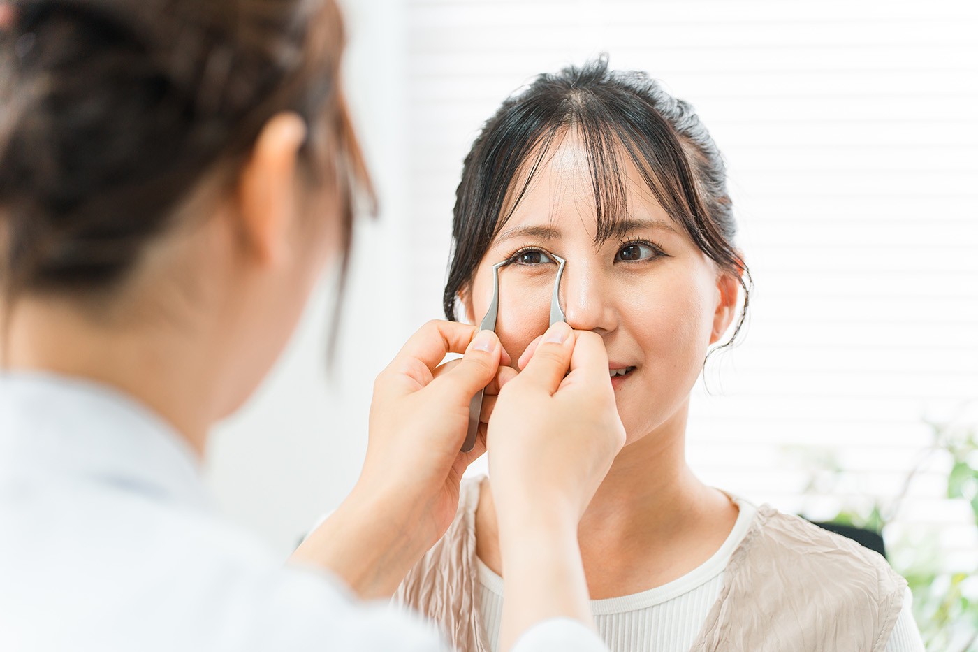 二重埋没法の診断を受けている女性と医師